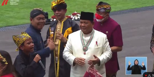 Kompaknya Prabowo dan Anies Gunakan Busana Betawi saat Upacara di Istana Merdeka