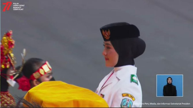 ayumi putri sasaki asal banyuwangi menjadi pembawa baki penurunan bendera di istana