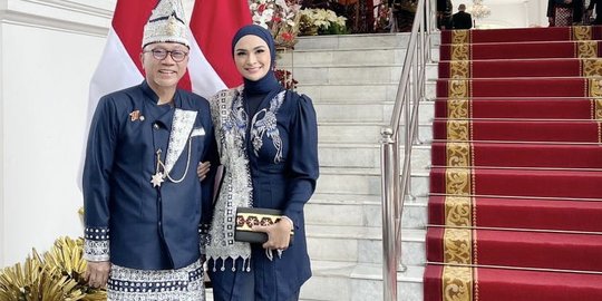Mendag Zulhas Pakai Baju Adat Lampung Karya Designer Lokal saat Upacara di Istana