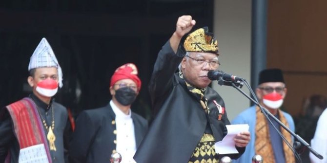 Dukung DPSP Lombok, Menteri PUPR Kenakan Baju Adat Sasak saat Upacara di Istana