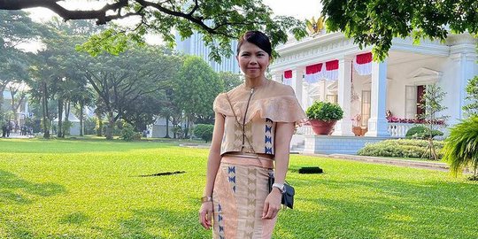 Pakai Tenun Khas Sulawesi, Intip Potret Greysia Polii saat Hadiri Upacara di Istana