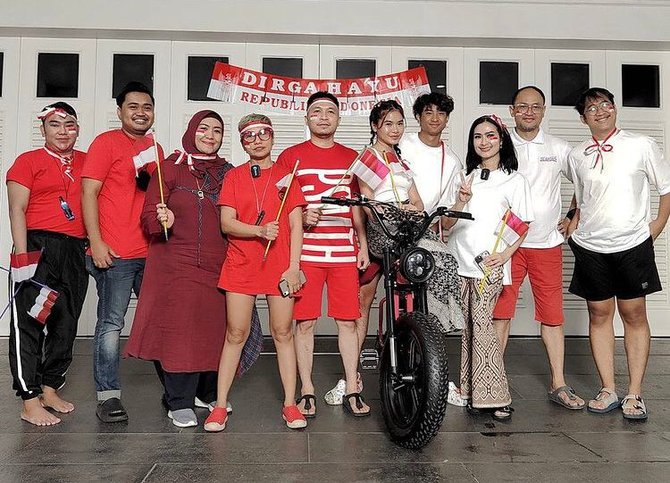 gaya keluarga selebritis rayakan hut ri ke 77