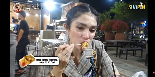 Ussy Sulistiawaty Borong Jajanan di PIK, Netizen 'Lucu Pas Makan Keong Afrika'