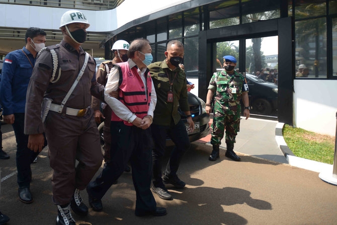 Tangan Diborgol, Tersangka Korupsi Rp78 Triliun Surya Darmadi Diperiksa ...