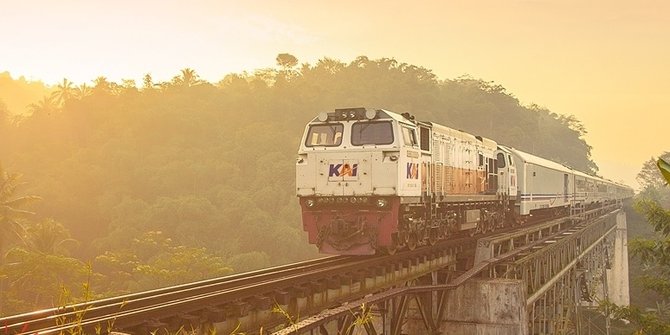 ilustrasi kereta api indonesia