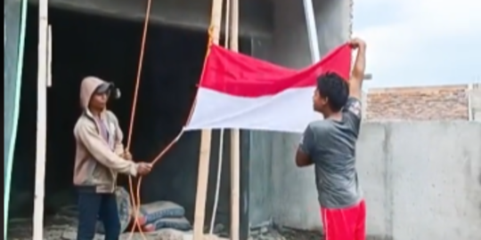 Tuai Banyak Pujian, Aksi Kuli Bangunan Ikut Upacara Bendera Ini Viral