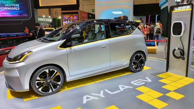 mobil listrik ayla ev diperkenalkan di booth daihatsu giias 2022