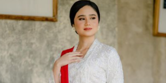 Cantik dengan Kebaya Putih, Intip Potret Tissa Biani saat Tunangan Kakak