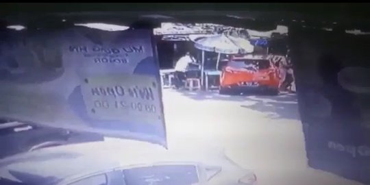 Lagi Asyik Makan Bakso Nenek Dan Cucu Di Bogor Diseruduk Mobil Merah