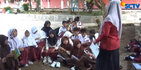 Ruang Kelas Rusak Berat, Siswa SD di Cianjur Terpaksa Belajar di Bawah Pohon