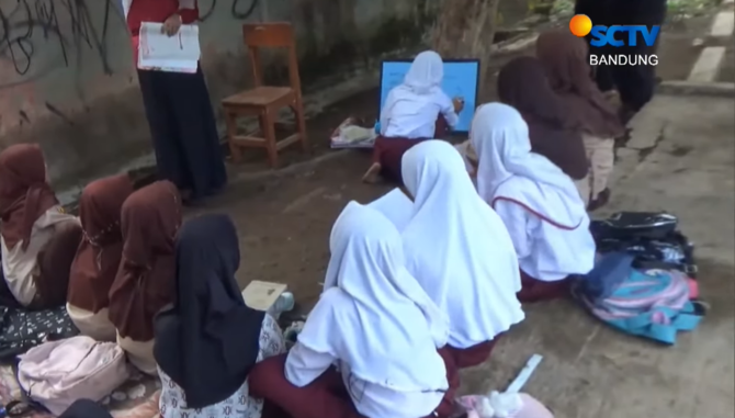 Ruang Kelas Rusak Berat, Siswa SD Di Cianjur Terpaksa Belajar Di Bawah ...