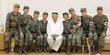 Gaya Kim Jong-un Ajak Foto Bareng Tentara Medis Usai Menang Perang Lawan Covid-19