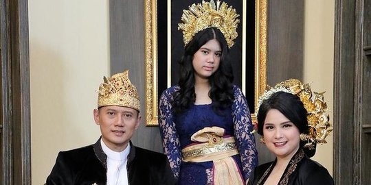 5 Potret AHY dan Annisa Pohan saat Upacara 17 Agustus di Rumah, Pakai Baju Adat Bali