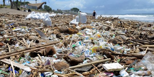 Menteri Siti Nurbaya Ajak Masyarakat Olah Sampah Plastik Menjadi Sumber Daya Ekonomi