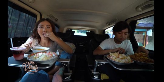 Sarwendah dan Betrand Peto Makan Bareng di Mobil, Sempat Disuapi Saking Nikmatnya