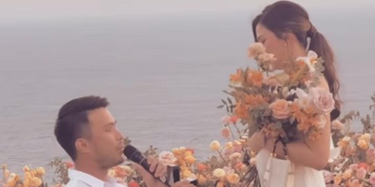 6 Potret Jessica Mila Dilamar Pacar Gantengnya, Romantis Diiringi Langsung oleh Tulus