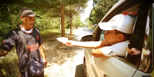 Pedagang Ini Diberi Uang Rp1 Juta Usai Diwawancara Dedi Mulyadi Yang Mengaku Wartawan Merdeka Pedagang Ini Diberi Uang Rp1 Juta Usai Diwawancara Dedi Mulyadi Yang Mengaku Wartawan Merdeka