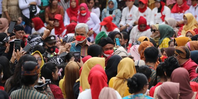 Curi Perhatian Ini Potret Ganjar Pranowo Di Tengah Ribuan Perempuan