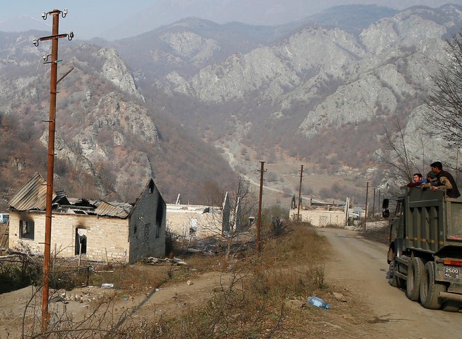 etnis armenia bakar rumah sendiri di nagorno karabakh