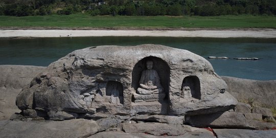 Kekeringan Parah di China, Patung Buddha Muncul dari Sungai Yangtze