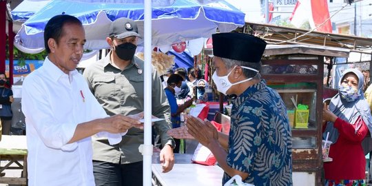 Potret Jokowi Bagikan Bansos kepada Pedagang di Sidoarjo, Ada yang Sampai Menangis