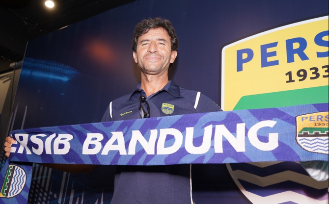 Pelatih Persib Bandung, Luis Milla, Targetkan Juara Liga 1 2024 dengan Strategi Baru