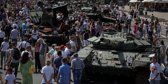 Sambut Hari Merdeka, Ukraina Pamerkan Tank Rusia Hasil Rampasan