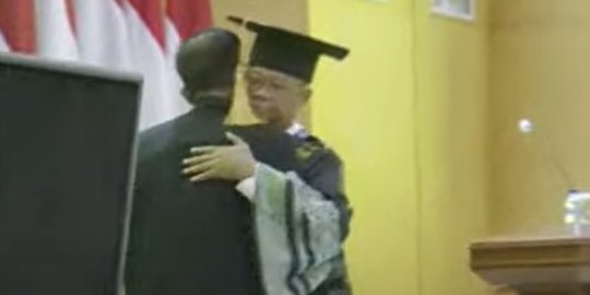 Momen Haru Samuel Hutabarat Gantikan Brigadir J Wisuda di Universitas Terbuka