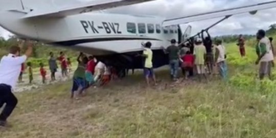 Potret Warga Papua Bantu Dorong Pesawat Susi Air Terjebak Lumpur, Pilot Turun Tangan