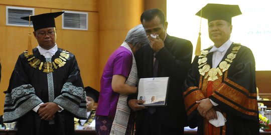 Tangis Ayah Brigadir J Pecah saat Wakili Anaknya Wisuda