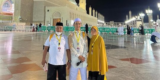 Dibiayai Raffi Ahmad, Ini 4 Potret Sensen Umrah Ajak Keluarga