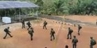 Kocak, Prajurit TNI Ini Bermain Voli Pakai Seragam PDL dan Bawa Ransel