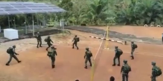 Kocak, Prajurit TNI Ini Bermain Voli Pakai Seragam PDL dan Bawa Ransel