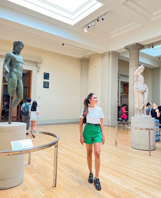 gaya andi annisa liburan di london