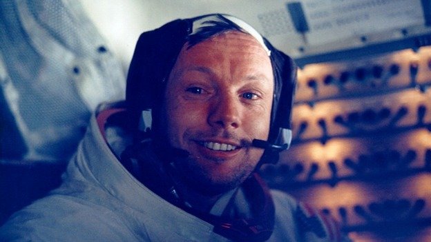 neil armstrong manusia pertama menginjak bulan meninggal pada usia 82 tahun