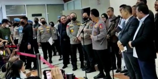 Kapolri Tengok Irwasum Saat Ditanya Jenderal Ancam Mundur, Komjen Agung Salam Komando