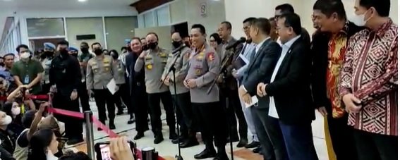 kapolri tengok irwasum saat ditanya jenderal ancam mundur komjen agung salam komando