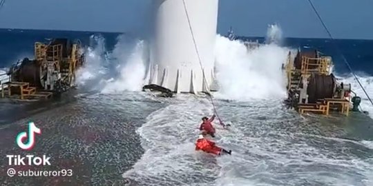 Ombak Besar Terjang Kapal, Ini Video Viral Aksi ABK yang Santai Malah Seru Bermain