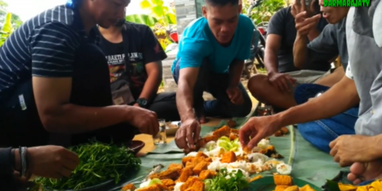 Serunya Ngabotram, Tradisi Makan Bersama di Atas Daun Pisang ala Masyarakat Sunda