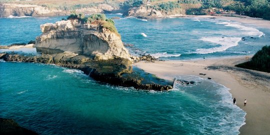 Wisata Pacitan Pantai Klayar, Sajikan Panorama Alam yang Memesona