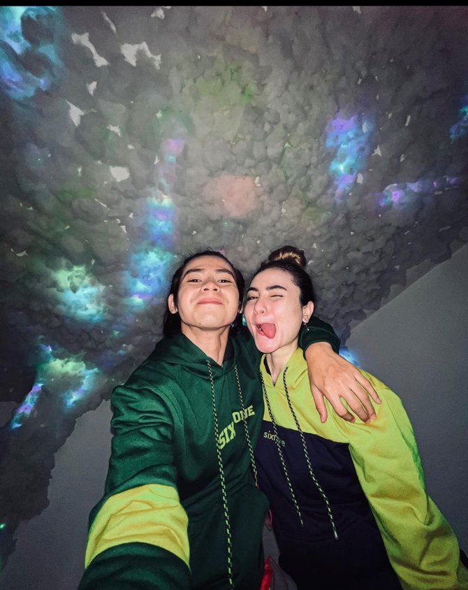 4 potret arnold leonard pemain asmara 2 dunia bareng istri mesra