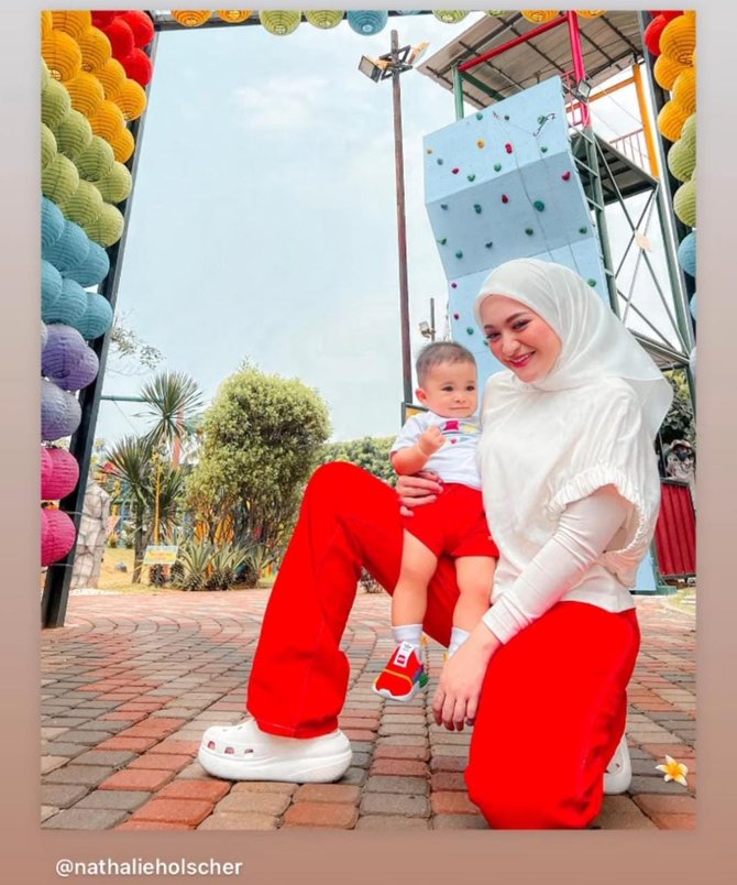 menggemaskan ini foto kompak nathalie holscher dan baby adzam pakai baju merah putih