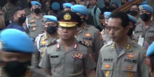 Penampakan Ferdy Sambo Dikawal Personel Propam Keluar Ruang Sidang usai Dipecat Polri