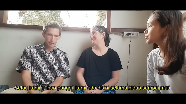 bule amerika di papua tak mau pulang