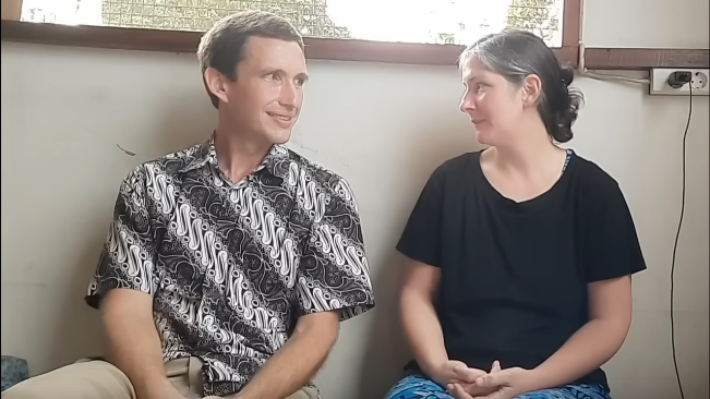 bule amerika di papua tak mau pulang