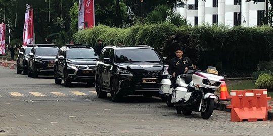 Mobil Kapolri Mendadak Merapat ke Istana