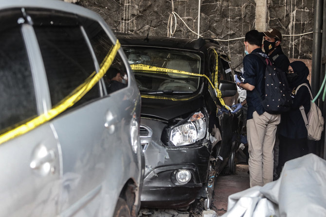 kondisi mobil yang dikendarai 6 anggota laskar fpi