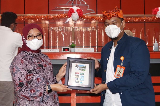 bupati banyuwangi ipuk fiestiandani tinjau program ongkir gratis di kantor pt pos