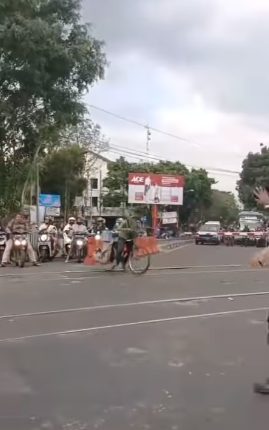 detik detik kereta api melintas cepa