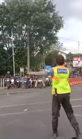 detik detik kereta api melintas cepa